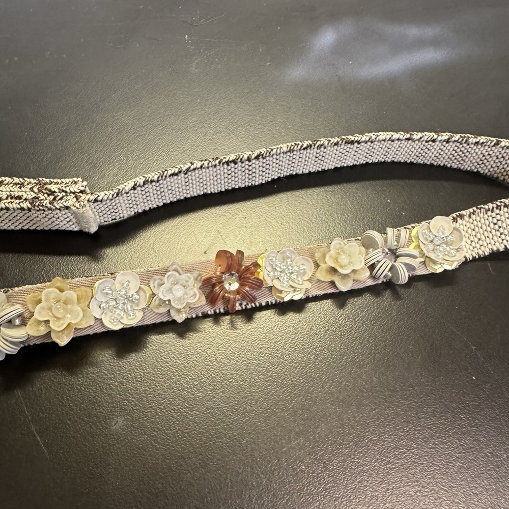 LOFT Belt Womens Small/Medium Beaded Flowers Metallic Stretch Snap neutrals